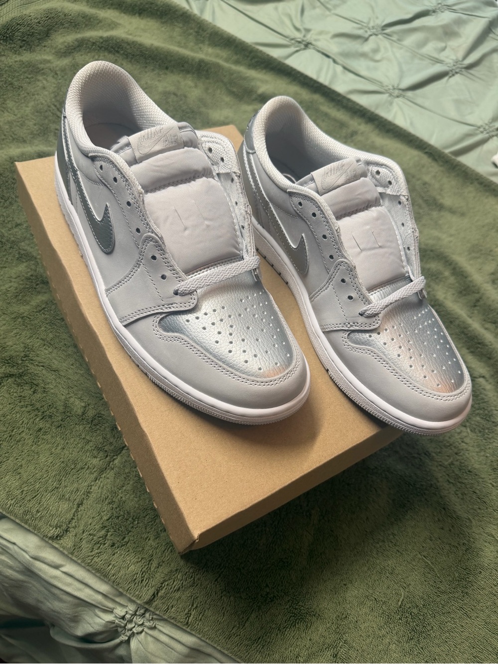 Men's White/Silver Low-Top Sneakers - Lightweight Casual Shoes
